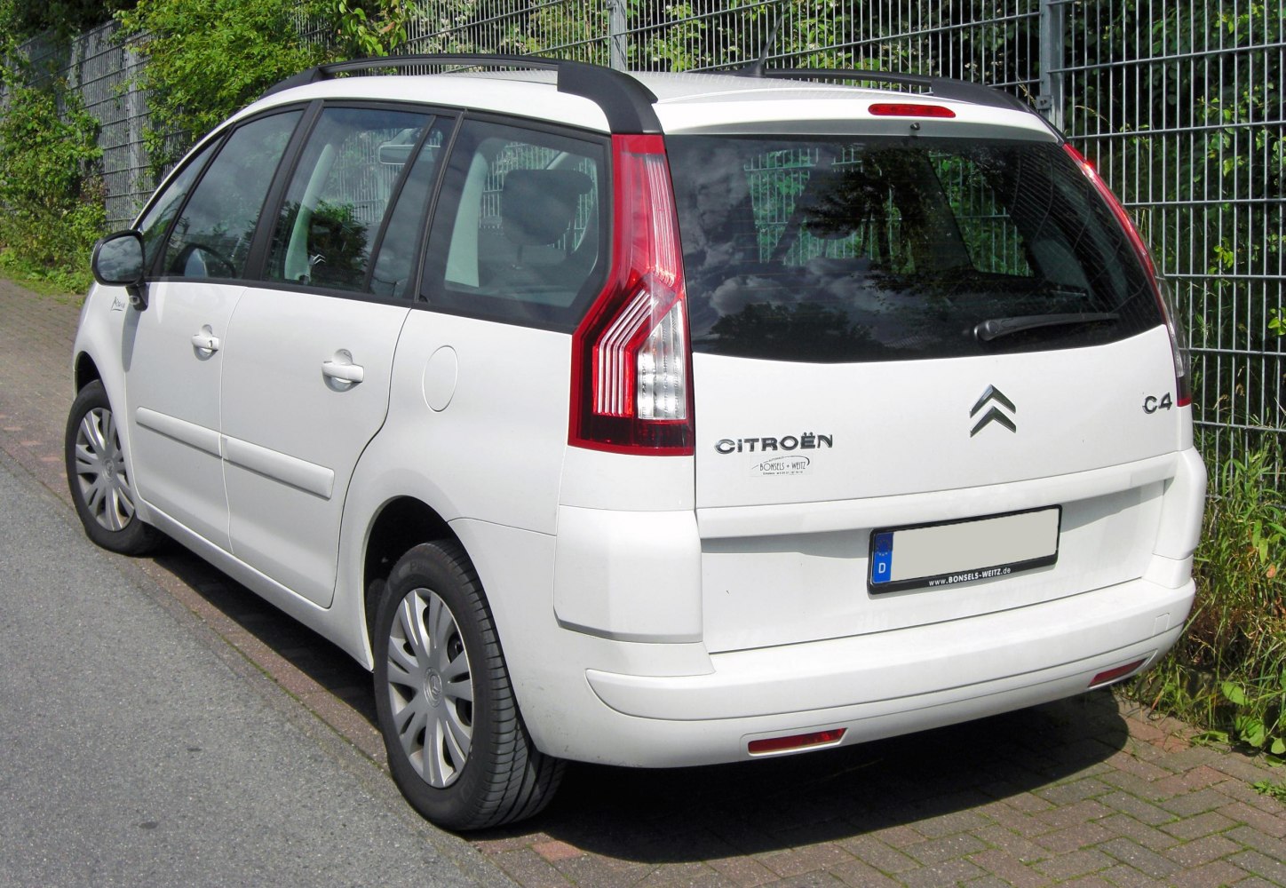 Rear view with vertical tail lights and roof rails