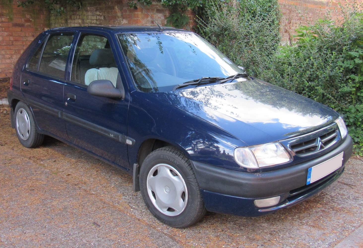 Front side view of a compact 5-door hatchback with distinct headlights and black bumper