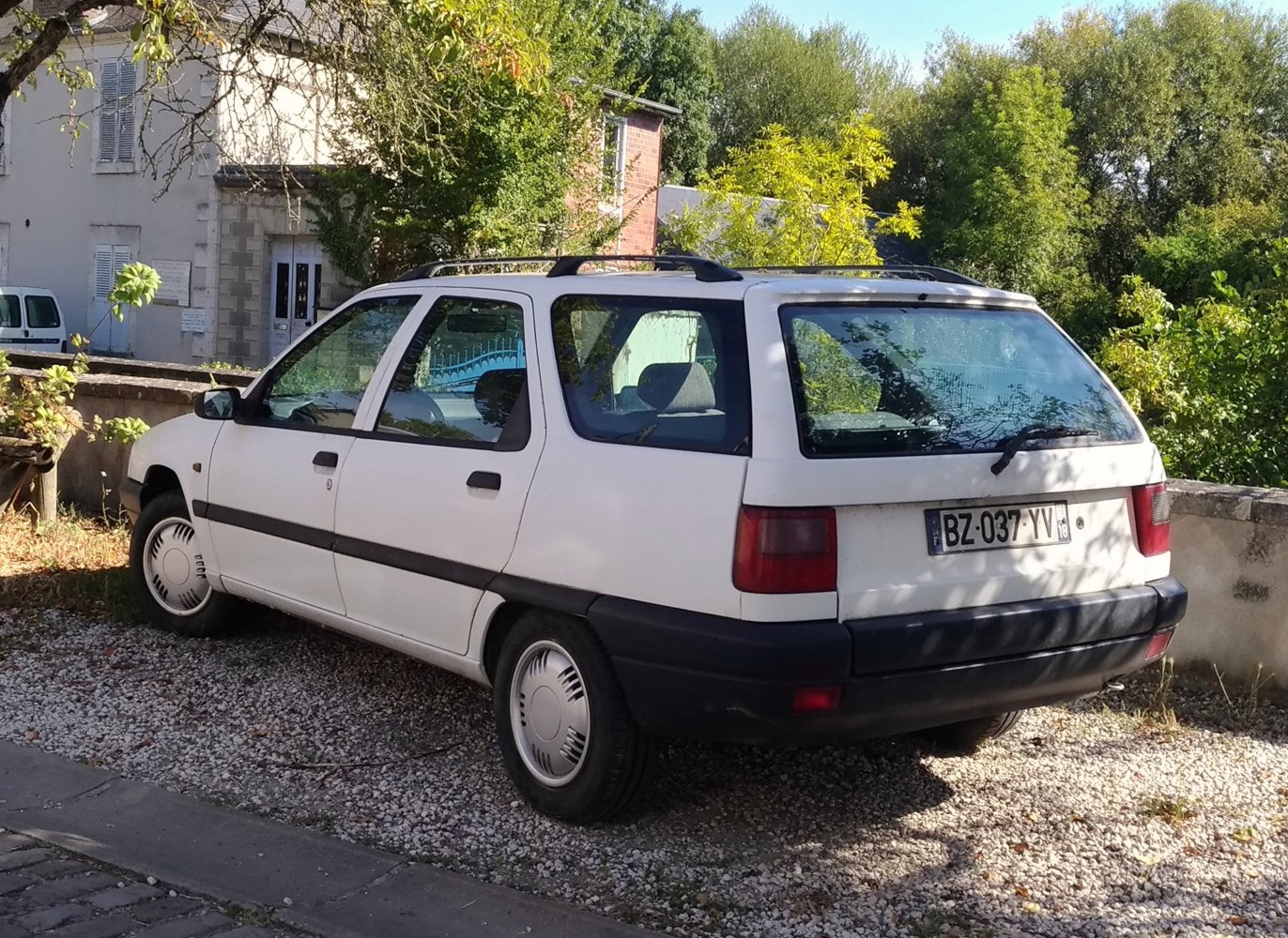 Compact station wagon with roof rails and rear windshield wiper