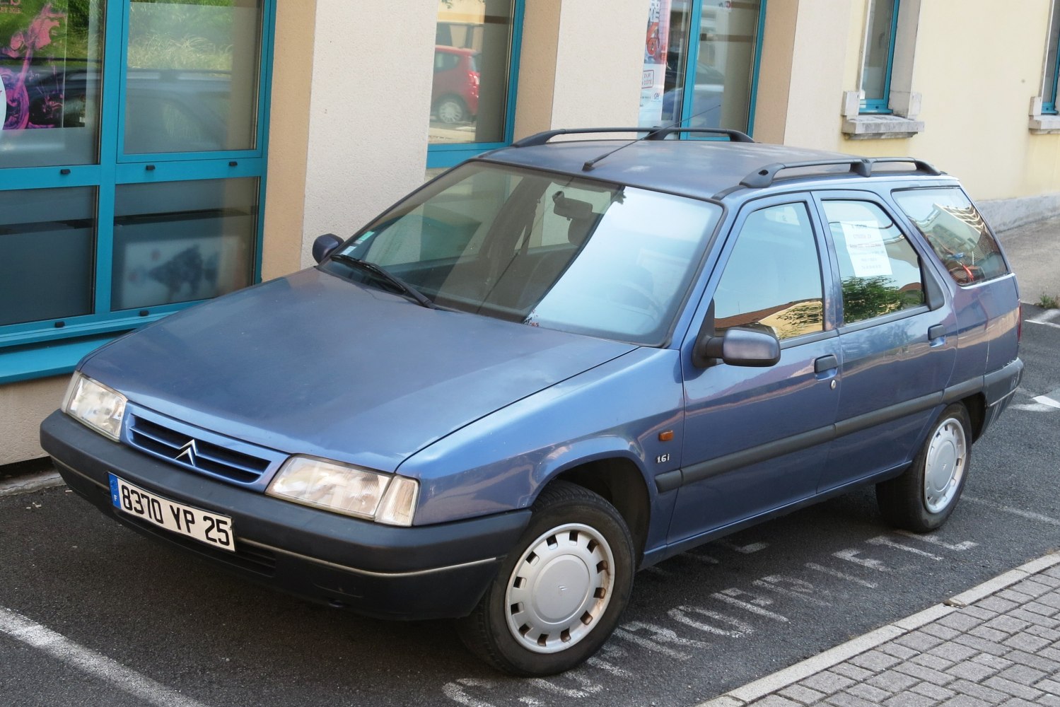 Compact station wagon with roof rails and rounded headlights