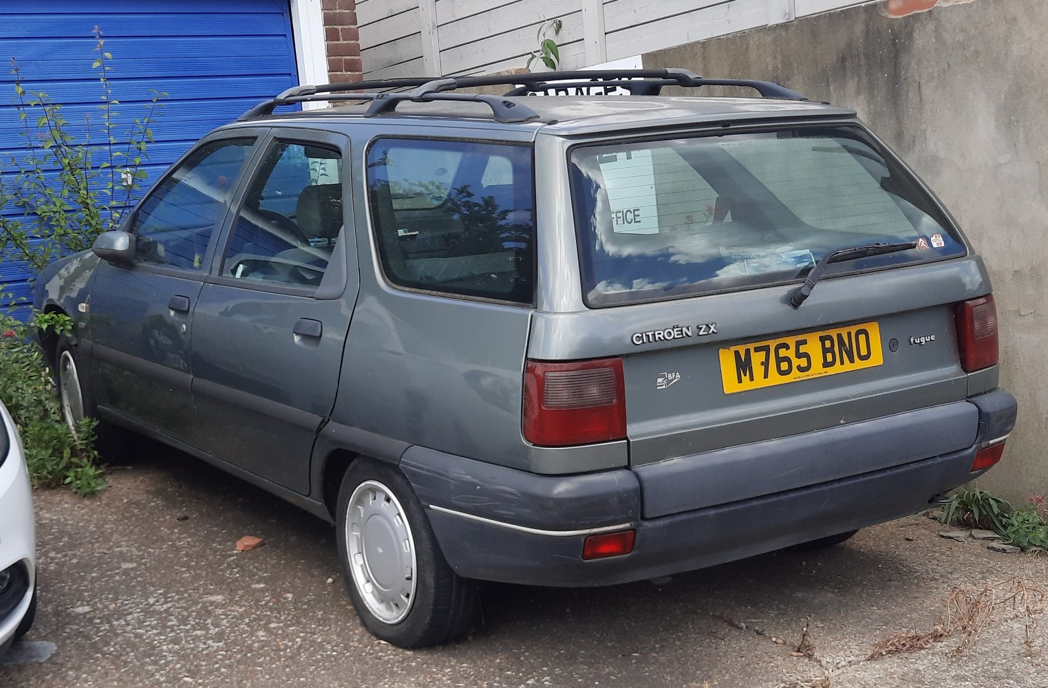 Rear view of estate with roof rails and rear windshield wiper