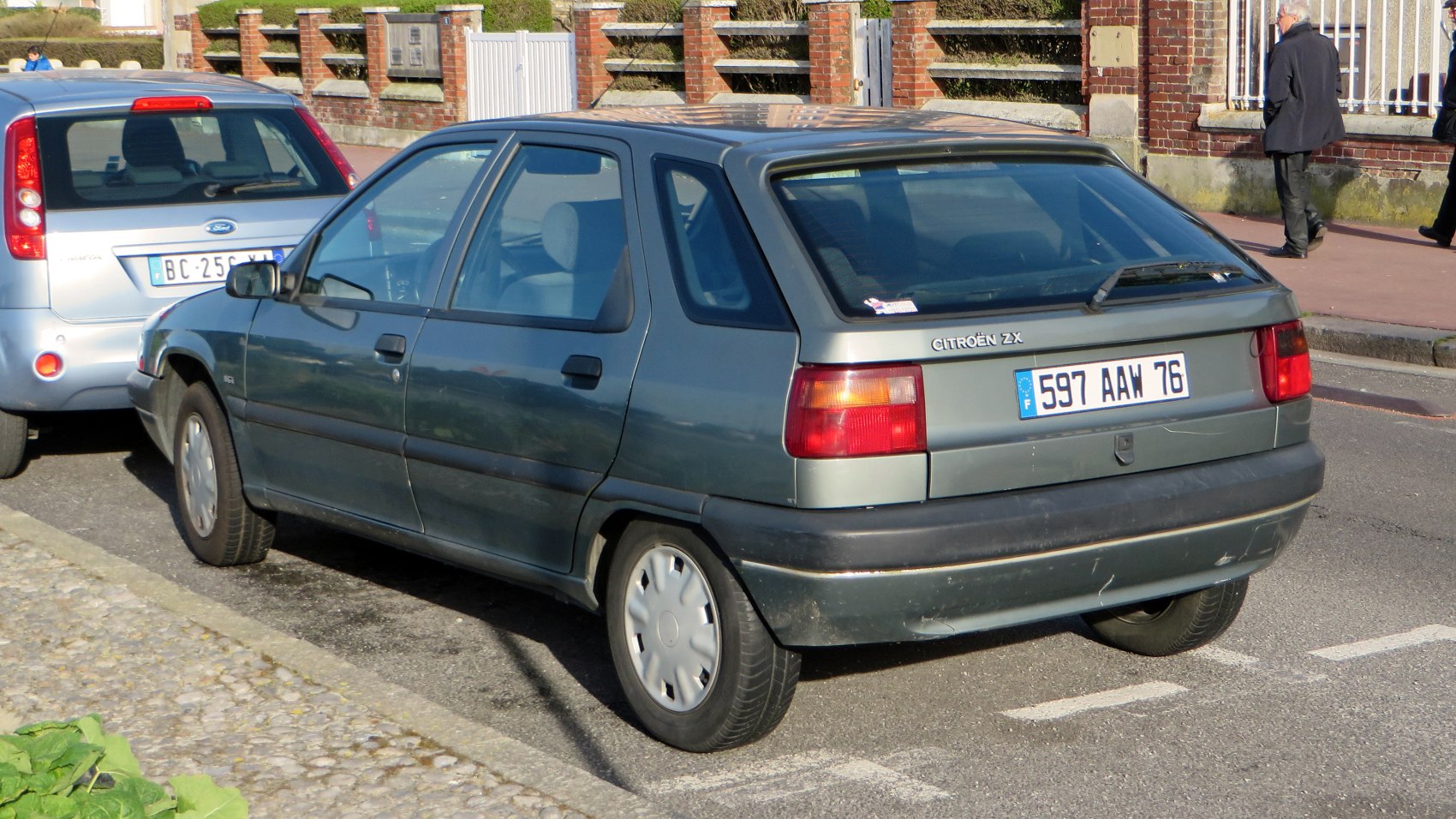 Rear view of a 5-door hatchback with taillights and rear wiper
