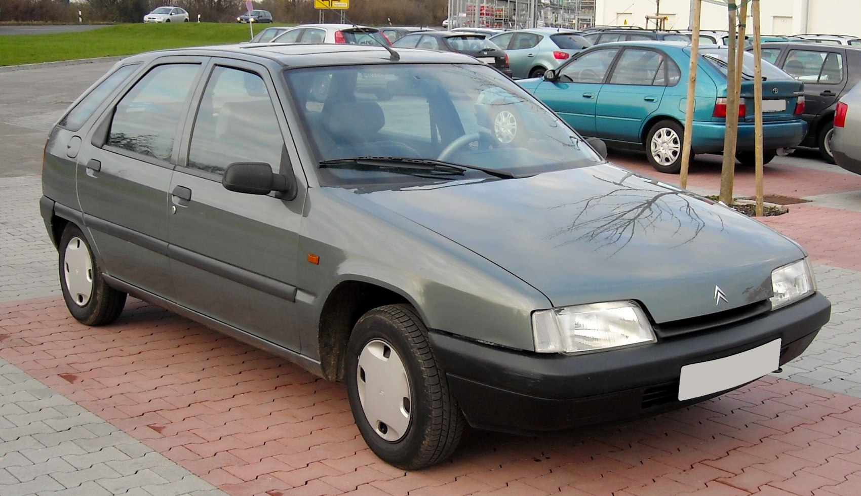 1991 5-door hatchback with rectangular headlights and black bumper