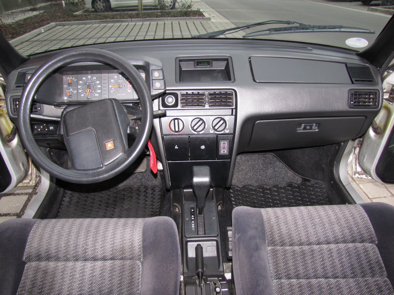 Dashboard, steering wheel and center console with automatic gear shift