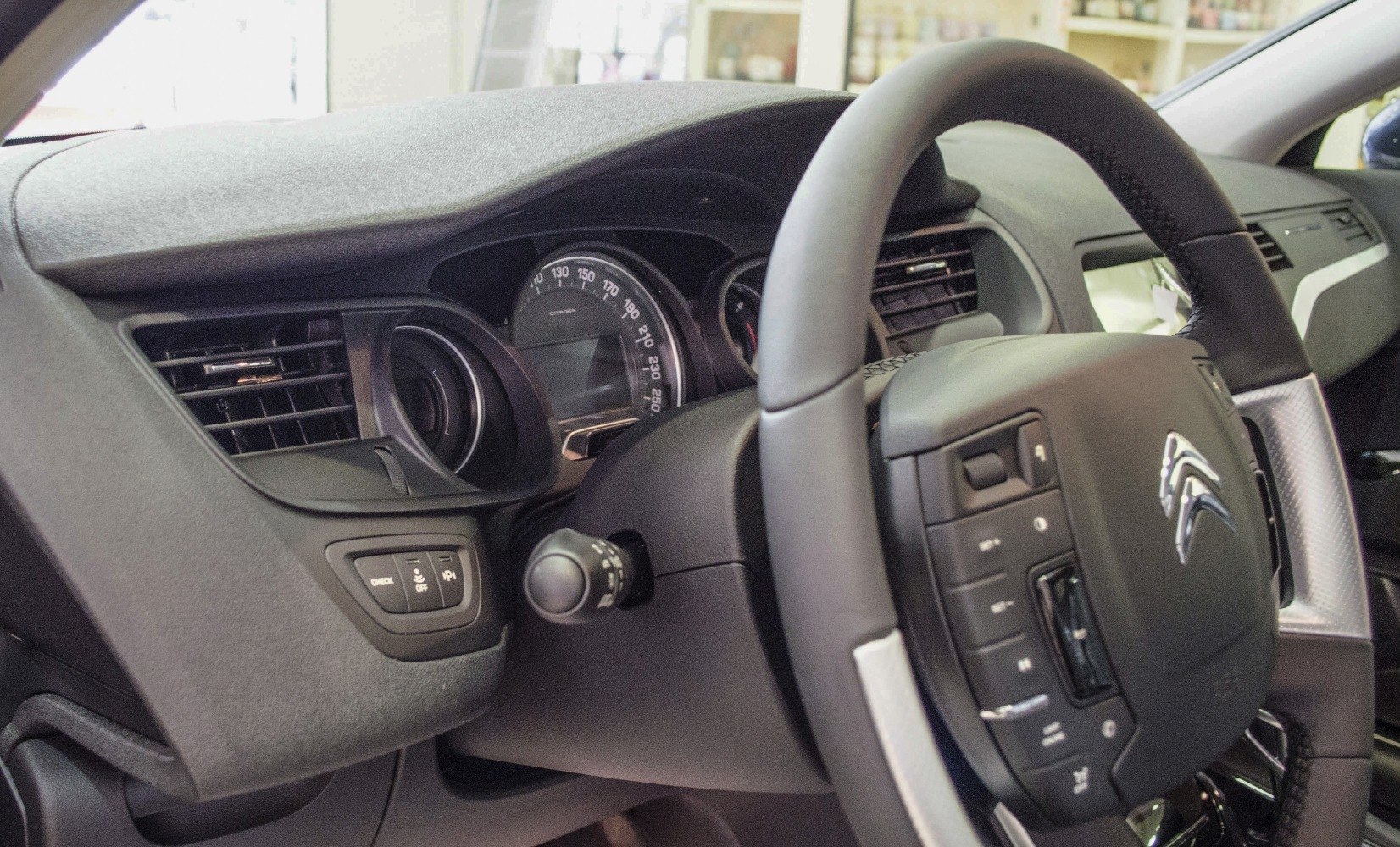 Dashboard and multifunction steering wheel with instrument cluster