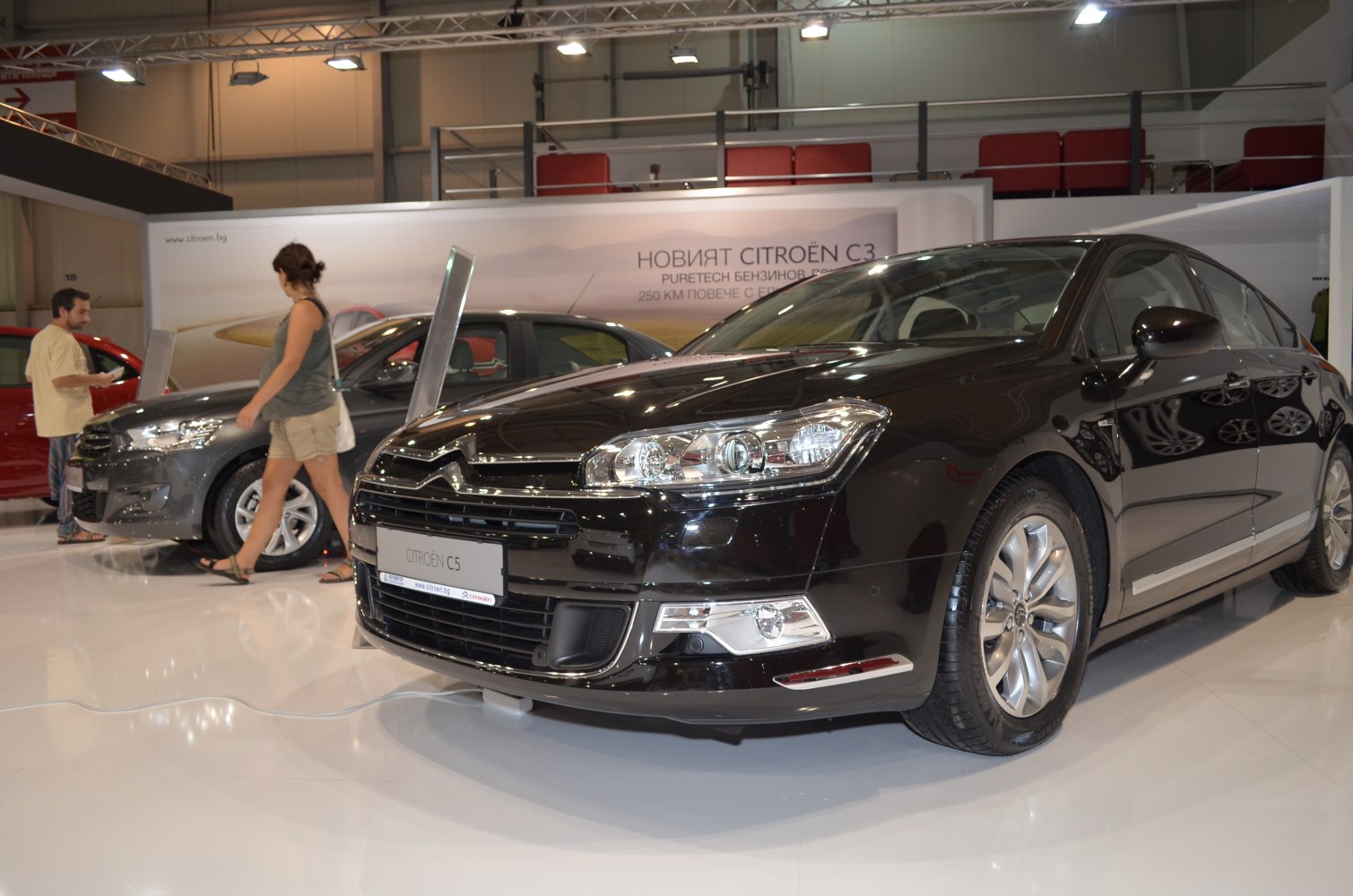 Front grille, headlights, and alloy wheel design of a modern sedan