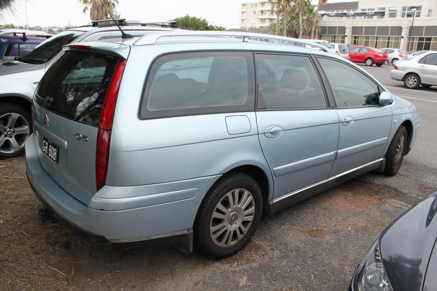 Side and rear profile of an estate with rear lights and luggage rack