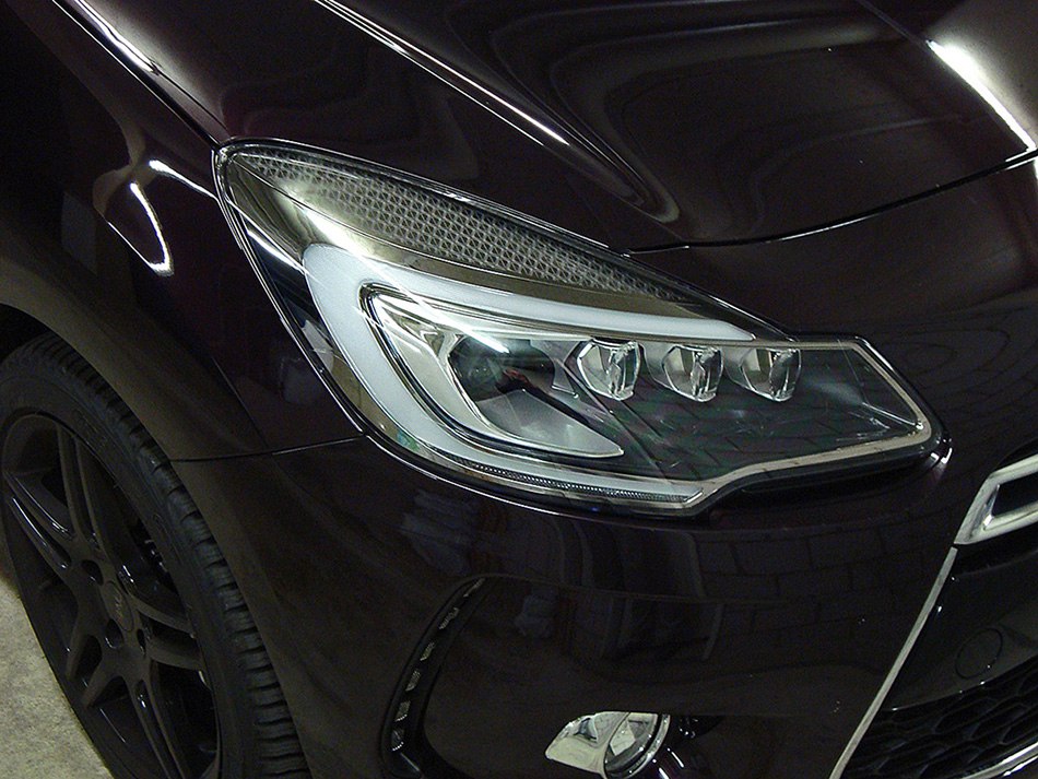 Distinctive headlight and front fender design with alloy wheel