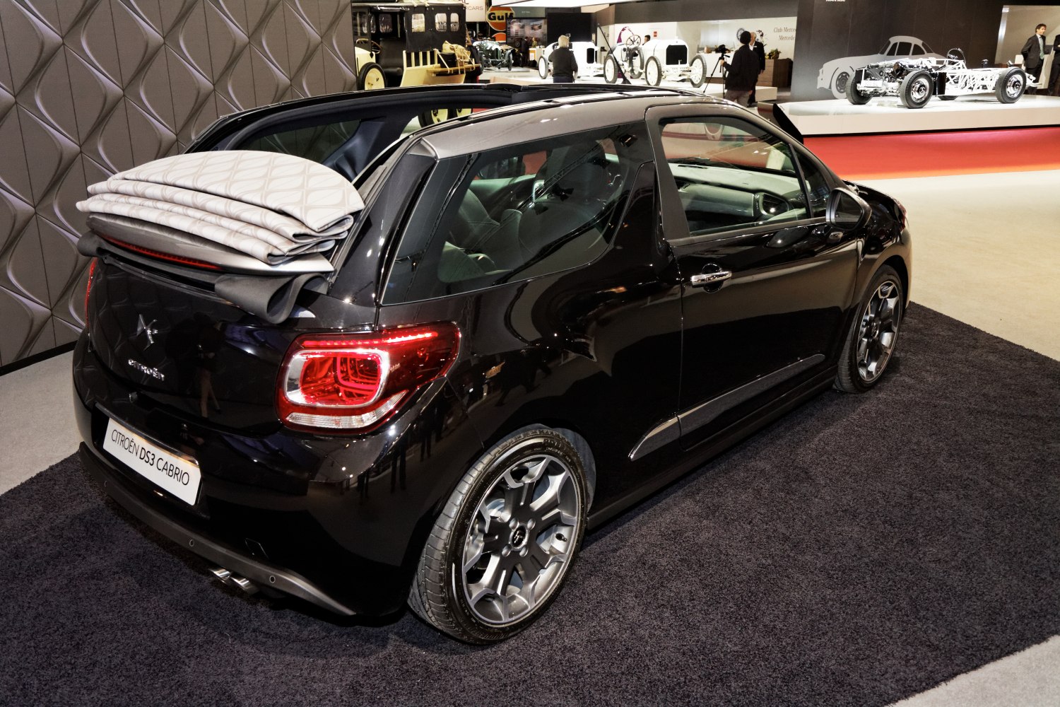 Folding fabric convertible roof with sporty rear design and distinct taillights