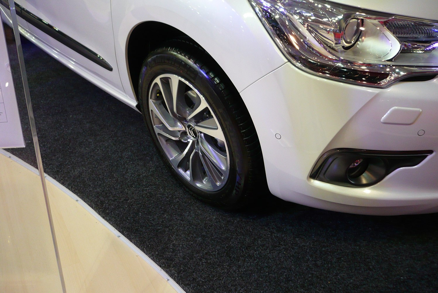 Alloy front wheel, headlight, and fog light on car front side