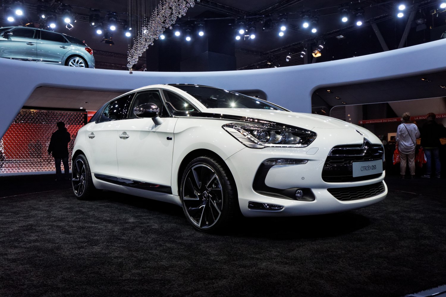 Front view with LED headlights and alloy wheels