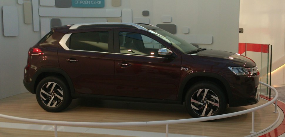 Side profile view with alloy wheels and chrome mirror covers
