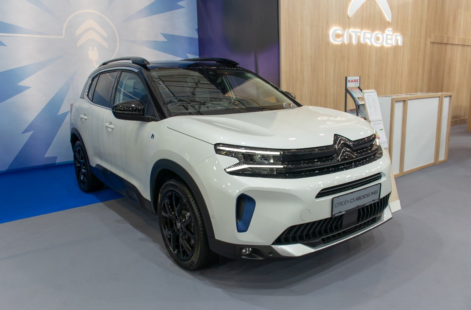 Front design with LED headlights, roof rails, and black wheels