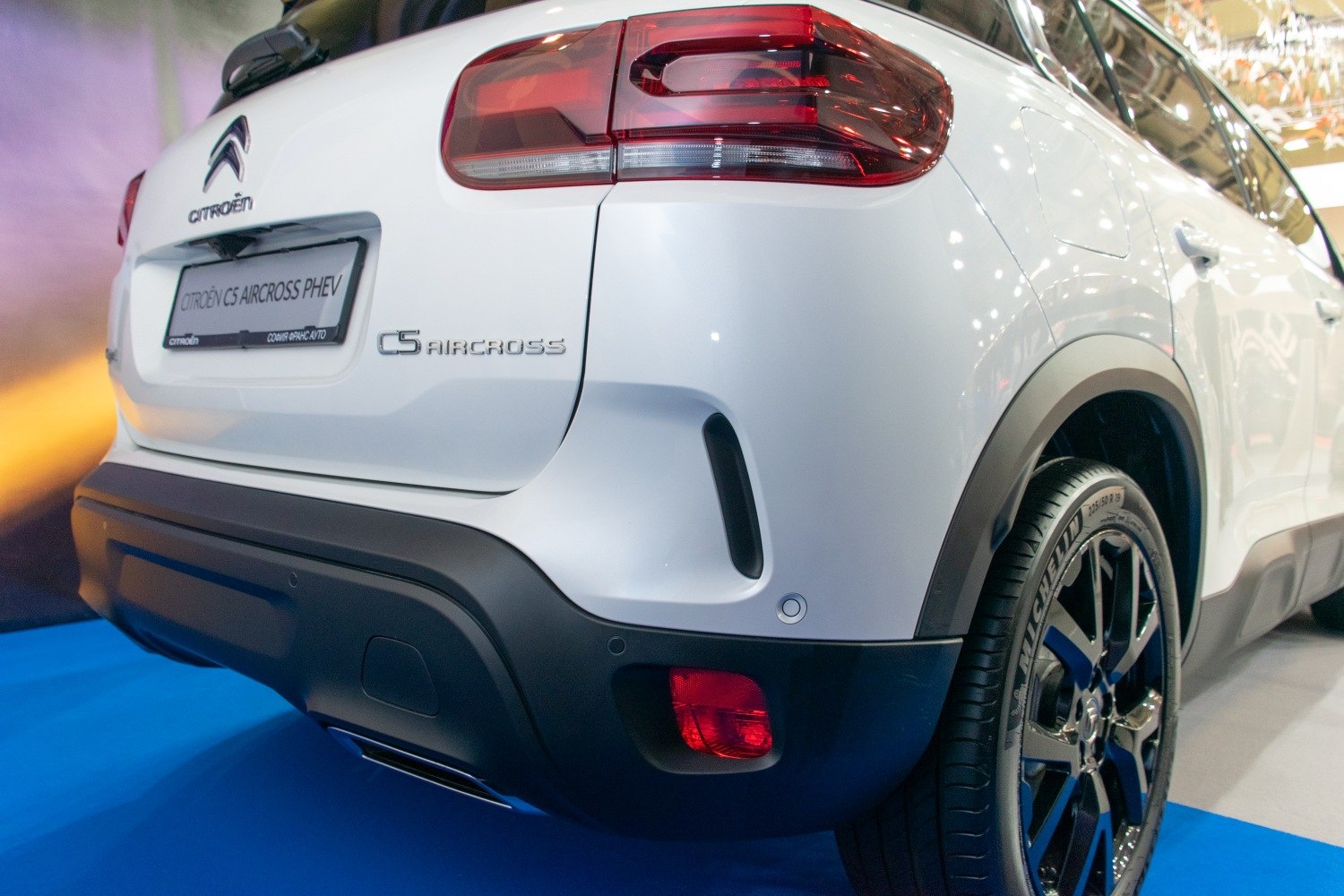 Rear end with sleek taillight and black bumper