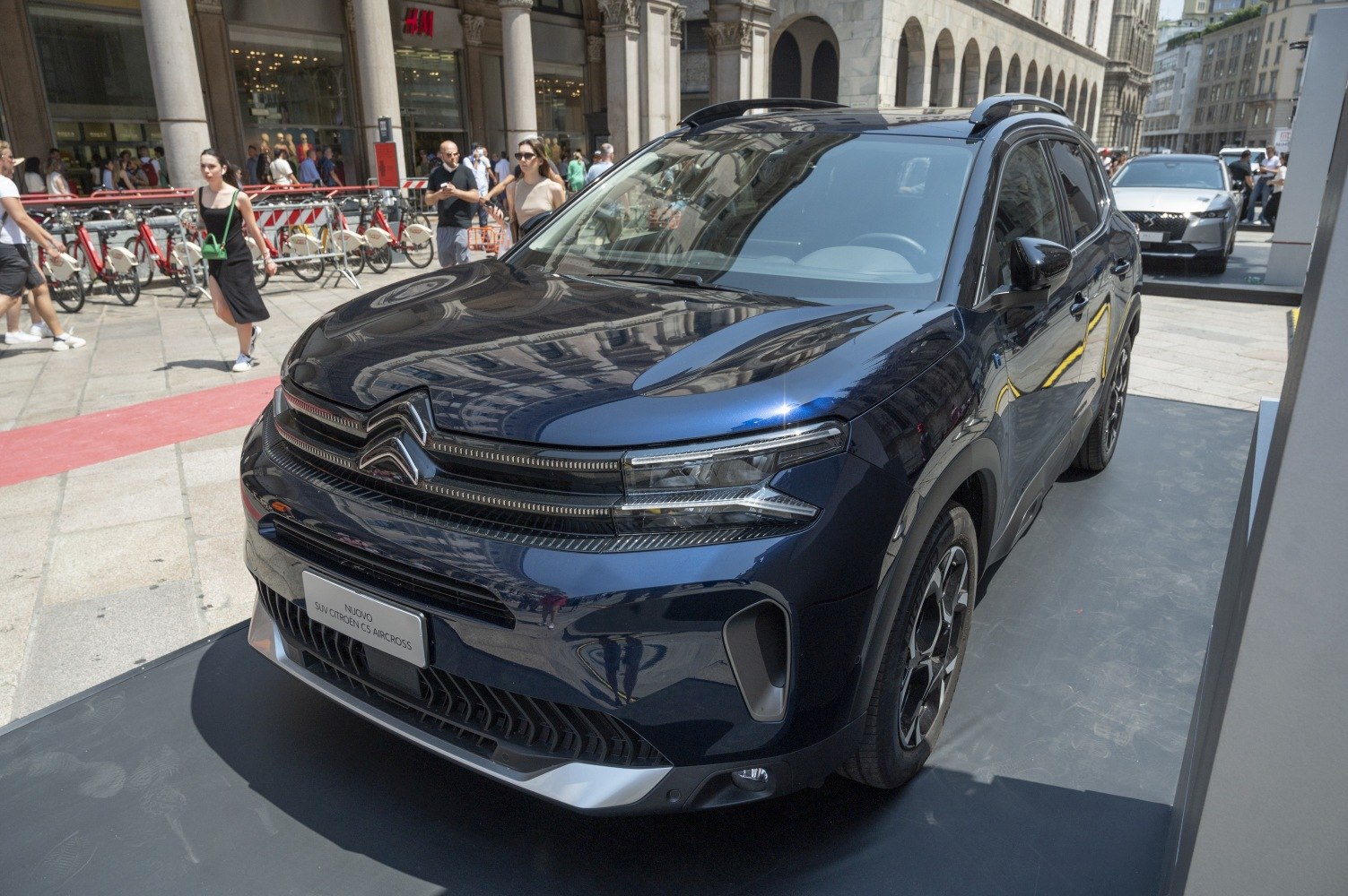Front view with LED headlights and roof rails in urban setting