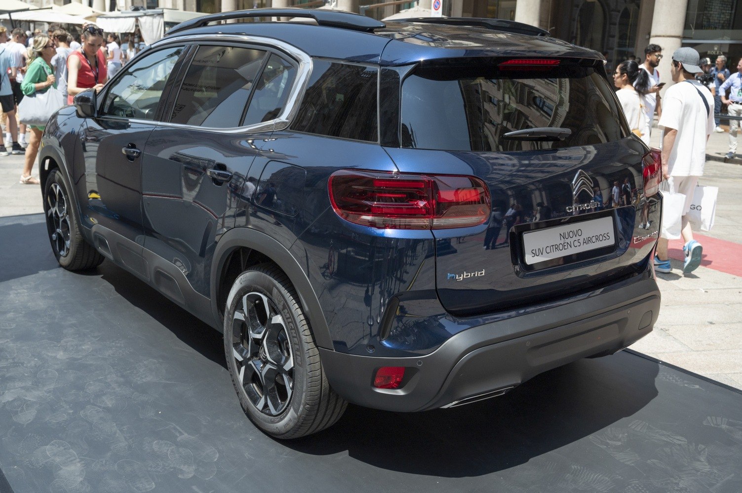 Rear view of facelift SUV with hybrid badge and sleek tail lights
