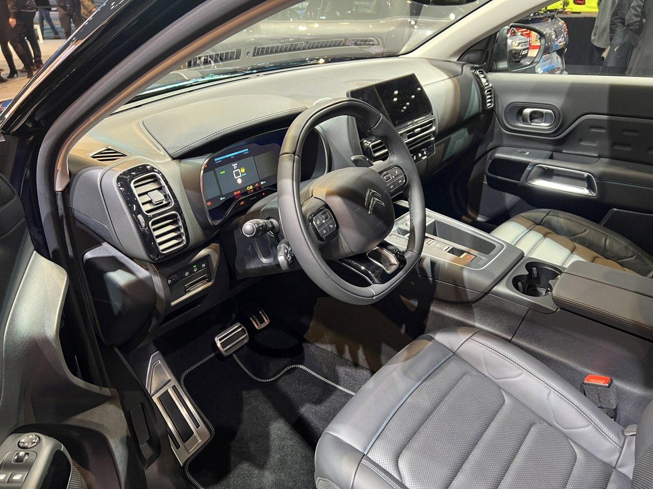 Digital dashboard with multifunction steering wheel and leather seats