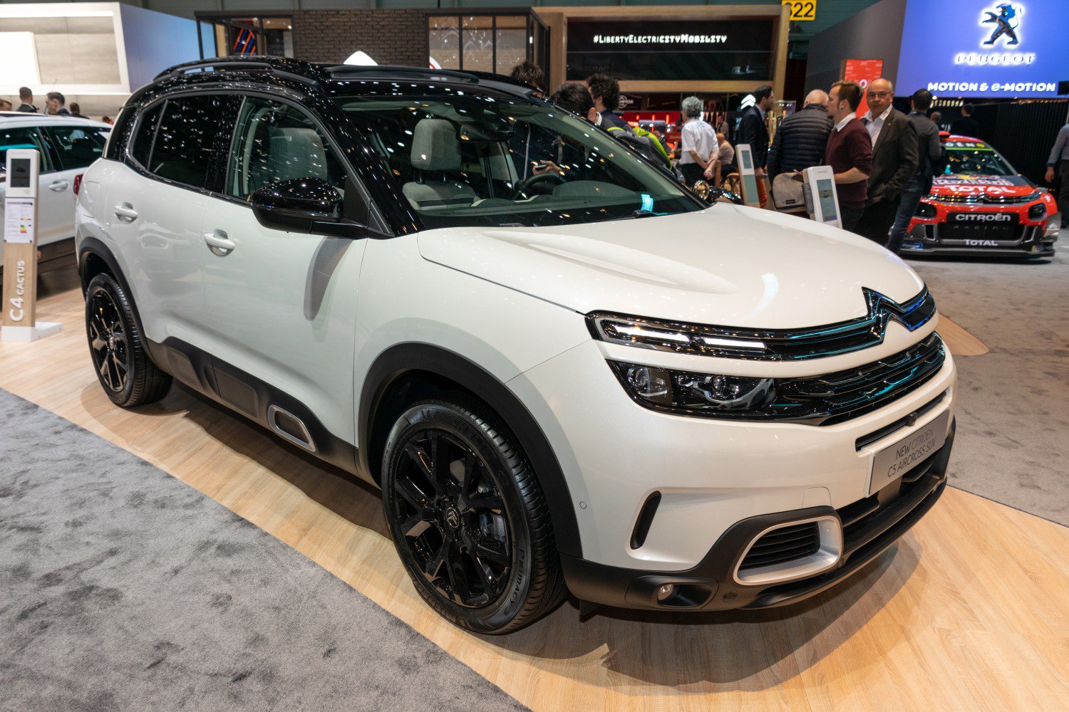 White SUV with black roof and black alloy wheels