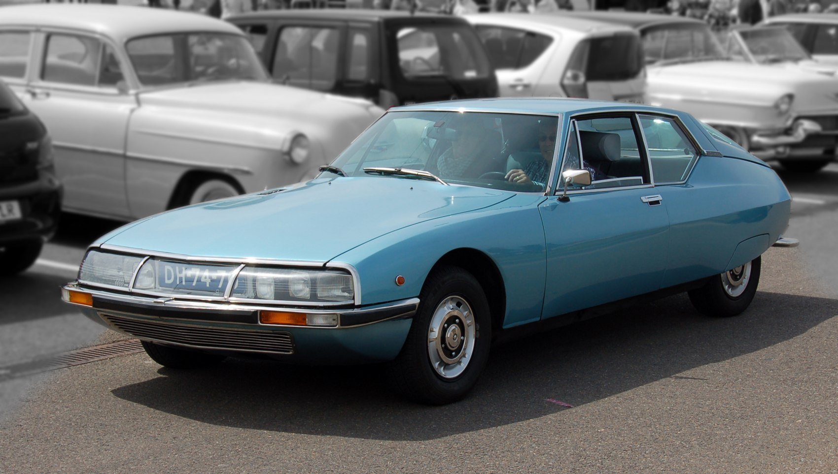 Aerodynamic vintage coupe with quad headlights and smooth body panels