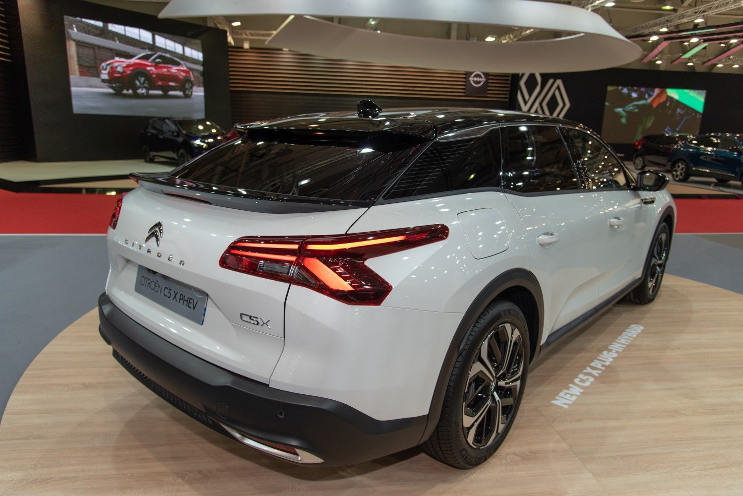 Rear design with LED tail lights and black roof