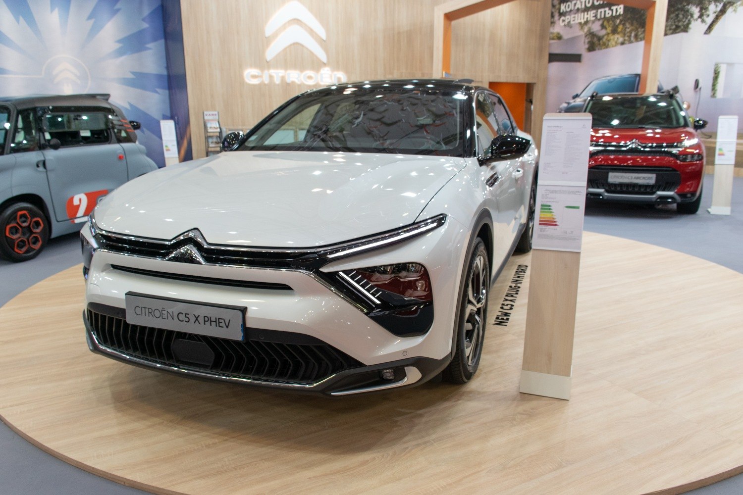 Front design and headlight features of a modern hybrid vehicle