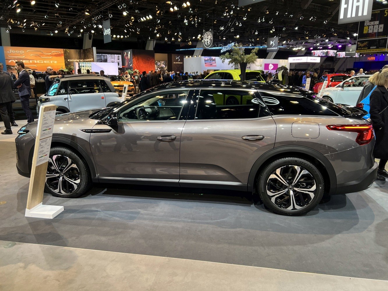 Side profile of a sleek five-door SUV with a two-tone roof and modern alloy wheels