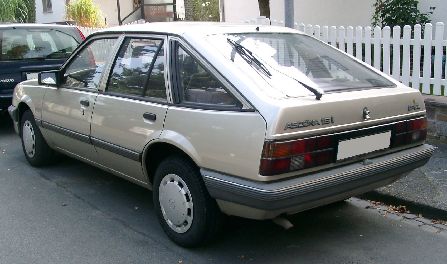 Hatchback rear with rear window wiper and distinctive tail lights