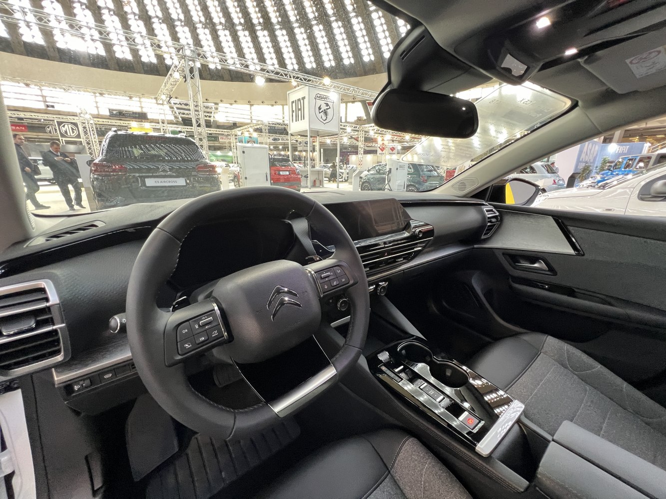 Digital dashboard and multifunction steering wheel with center console