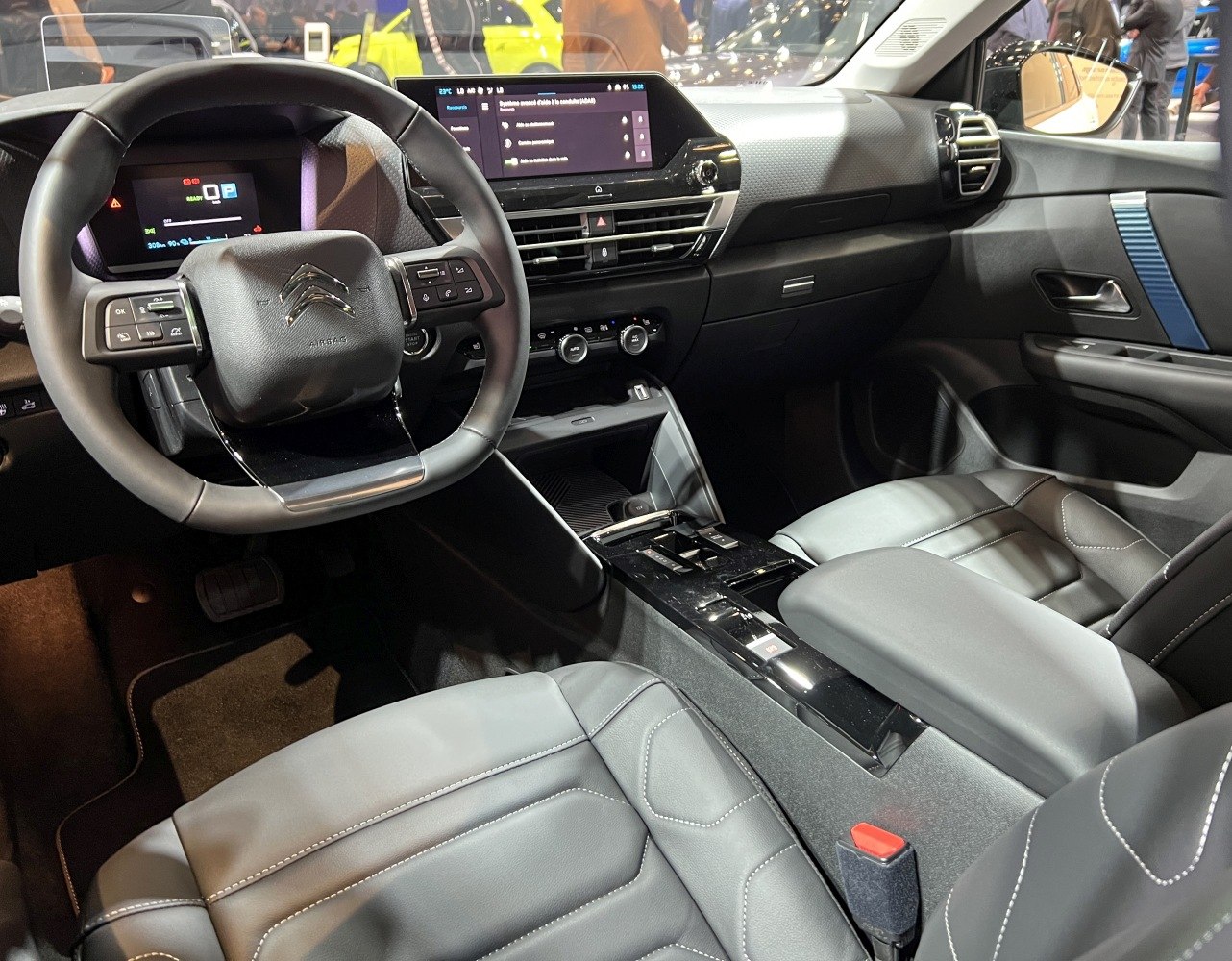 Steering wheel and digital dashboard with touchscreen and advanced controls.