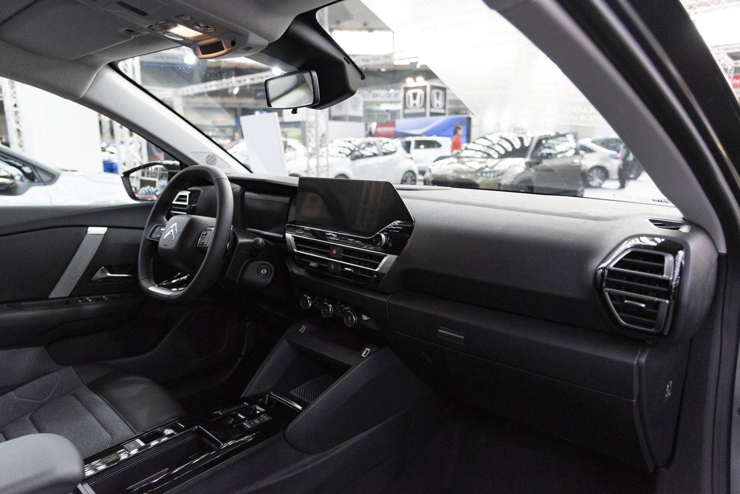 Digital dashboard with touchscreen and multifunction steering wheel