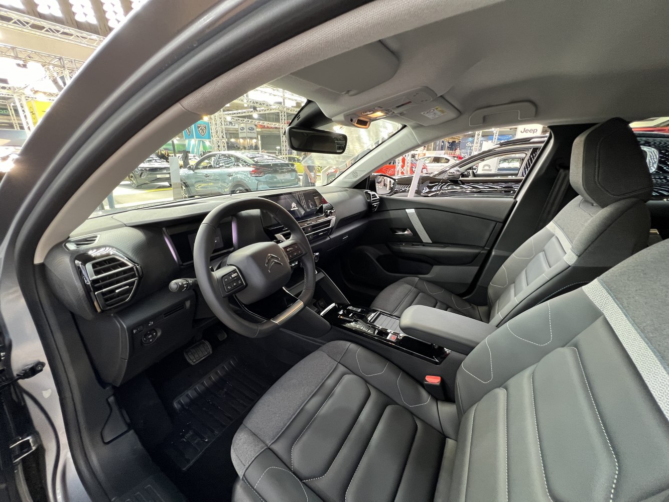 Digital dashboard and multifunction steering wheel in an ergonomic modern interior