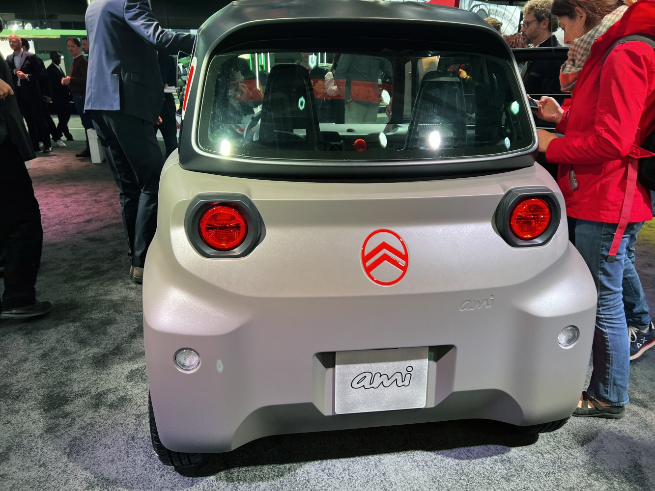 Compact urban electric vehicle rear with distinctive taillights