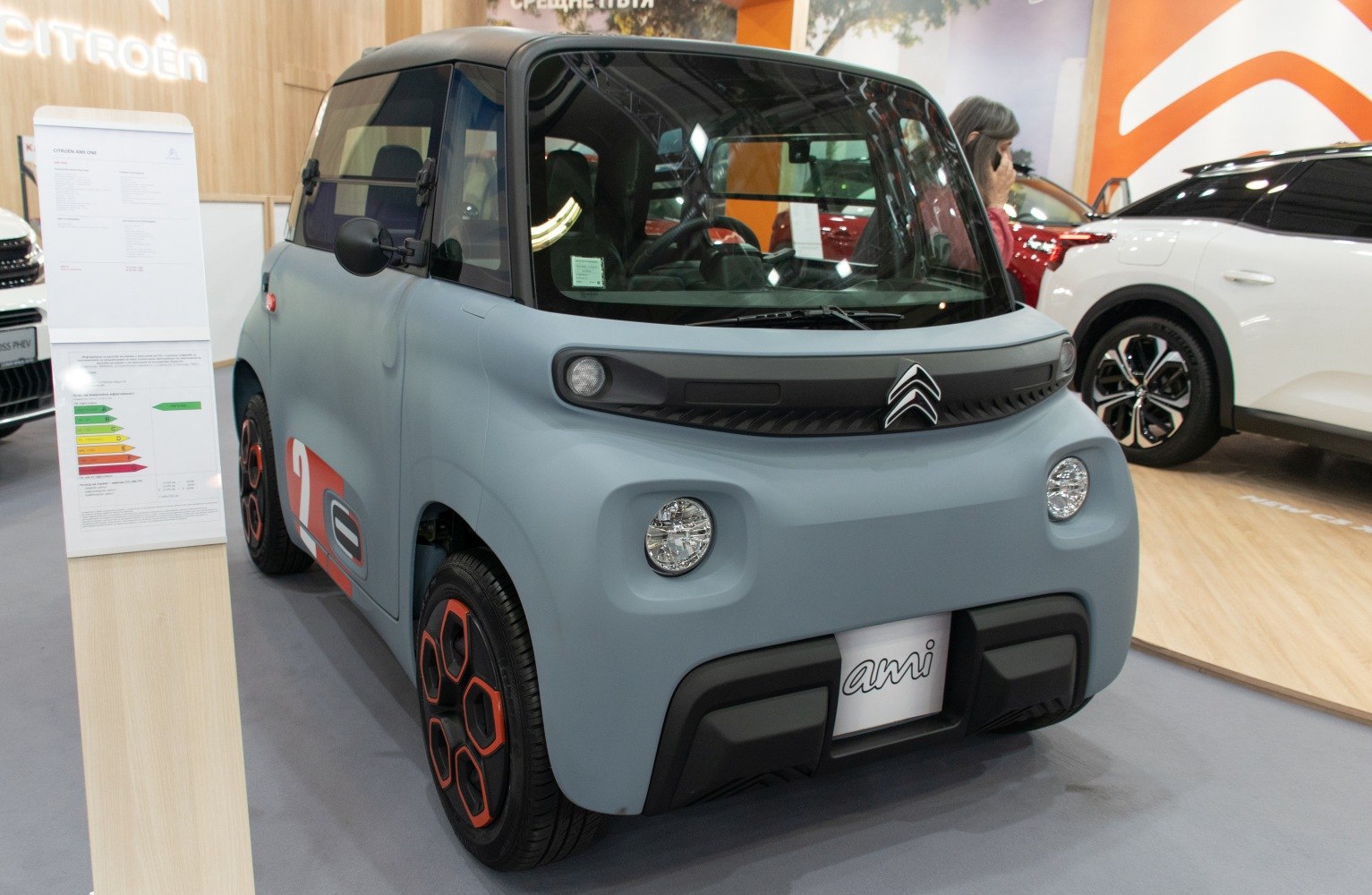 Compact urban electric vehicle with boxy shape and round headlights