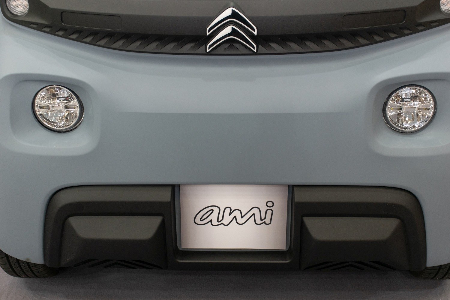 Front view with round headlights and double chevron badge