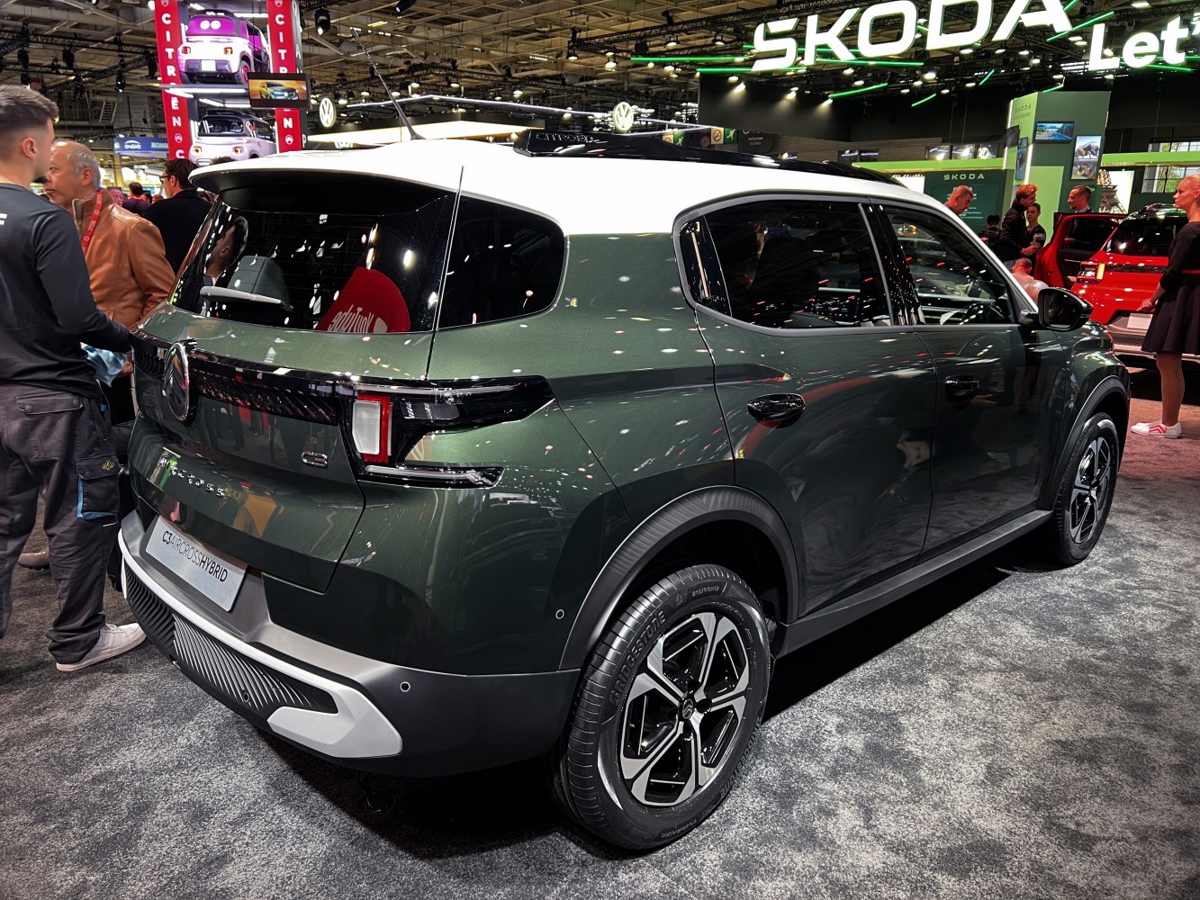 Two-tone roof SUV with distinctive rear LED lights