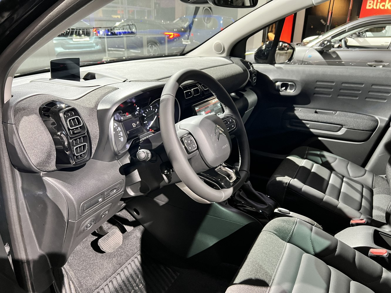 Dashboard, steering wheel, front seats interior details