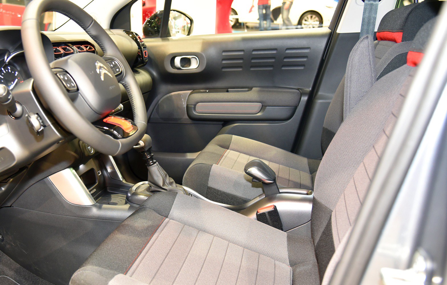 Front seats, steering wheel, dashboard with manual transmission and fabric upholstery