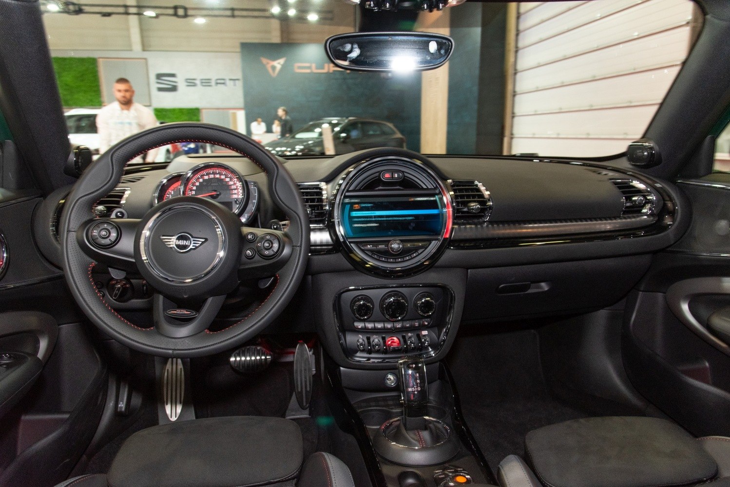 Steering wheel, dashboard with central round display and controls
