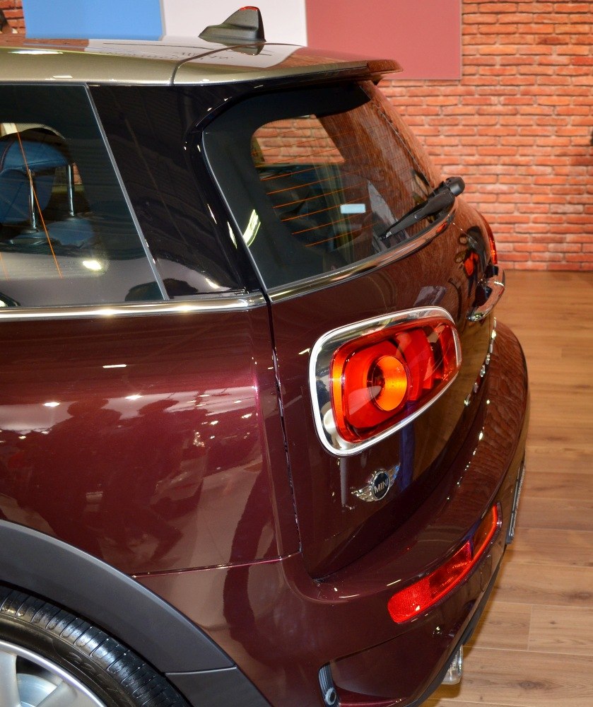 Rear taillight and window design with shark fin antenna and reflector