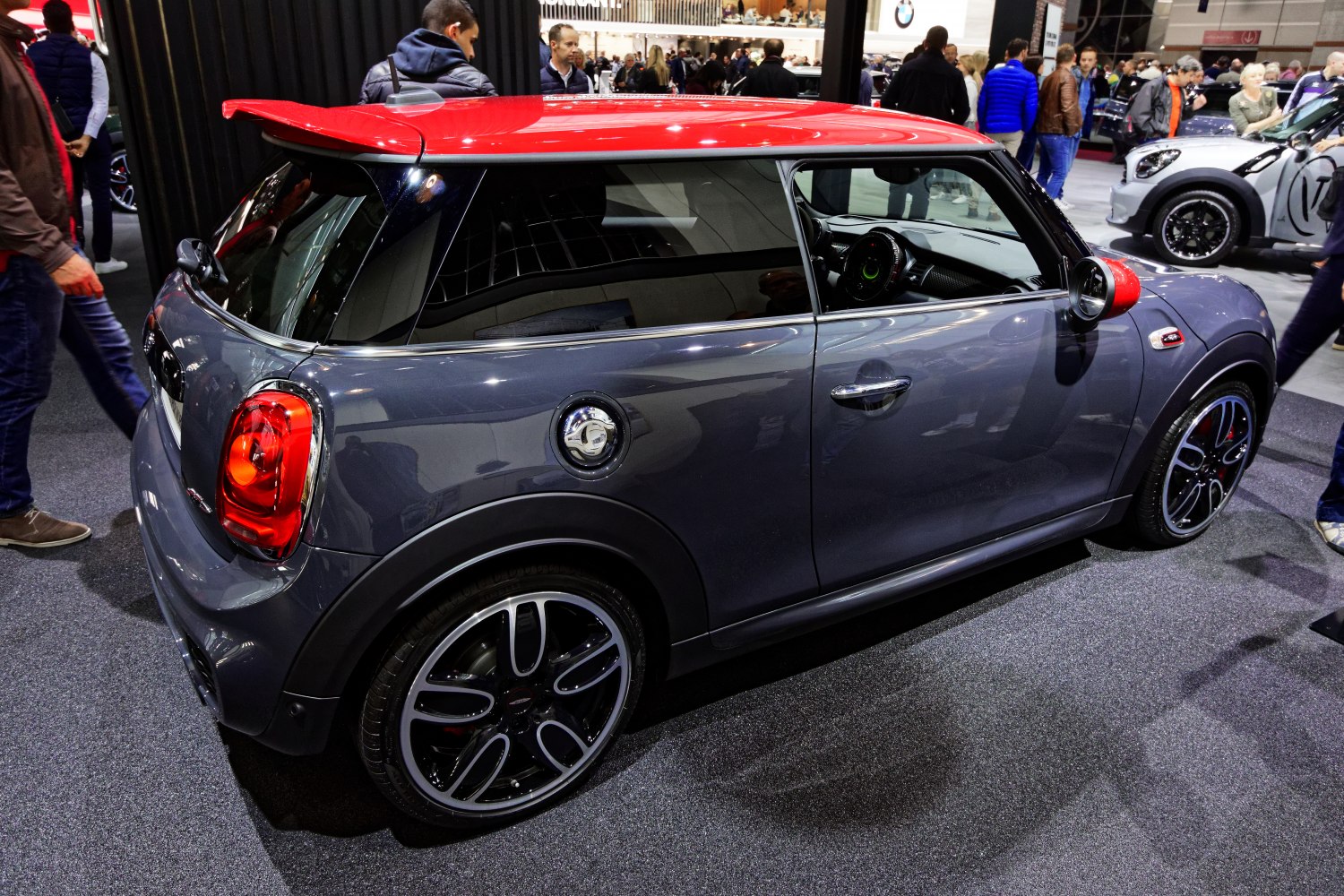 Side and rear view of hatchback with red roof and distinctive wheels