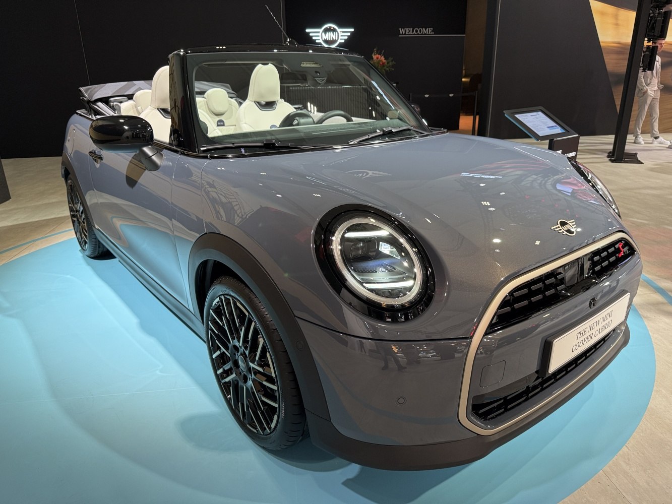 Convertible with round LED headlights and black multi-spoke wheels