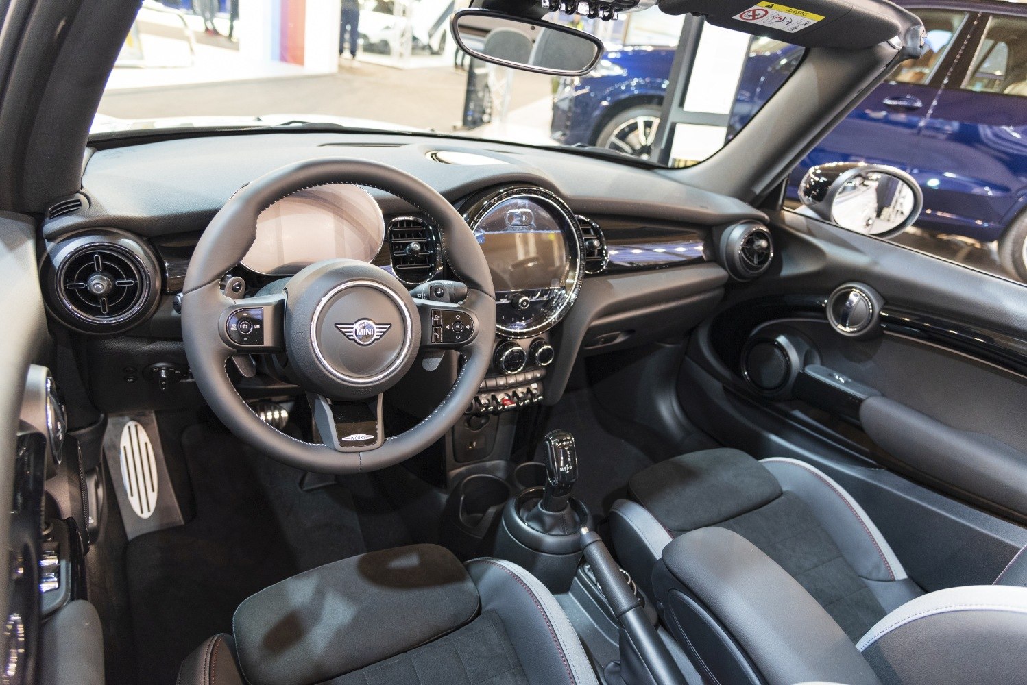 Dashboard, steering wheel, gear shift, and interior upholstery of a convertible
