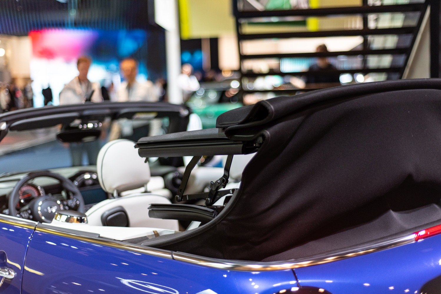 Soft top roof mechanism with convertible interior seating