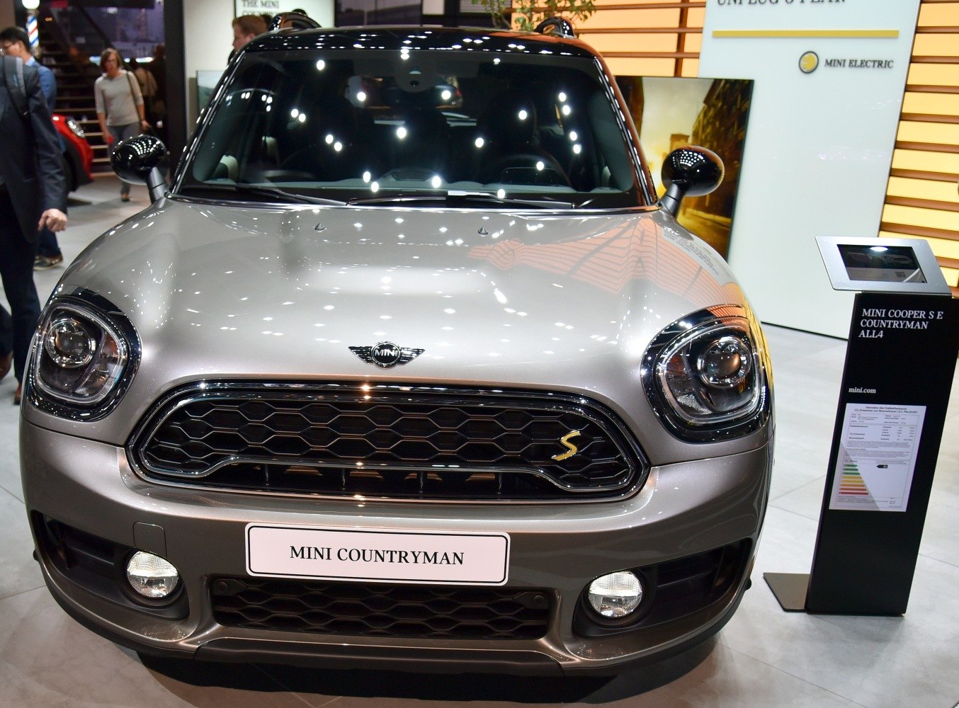 Front view with hexagonal grille and rounded headlights