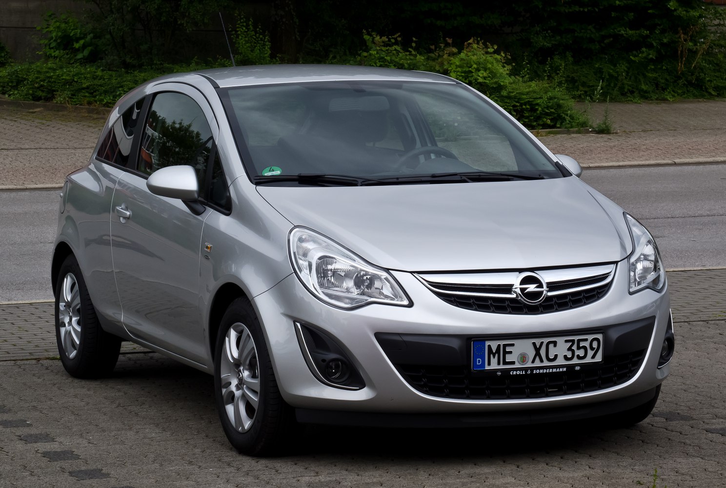 Compact 3-door hatchback with facelift front design and alloy wheels