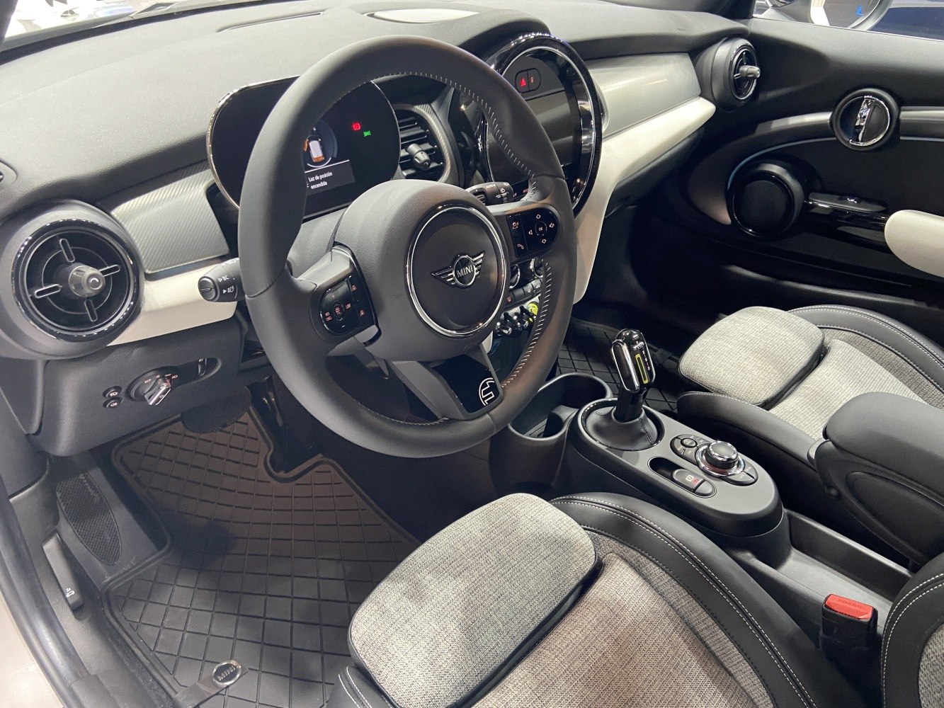 Steering wheel, digital dashboard, center console with gear selector and seats