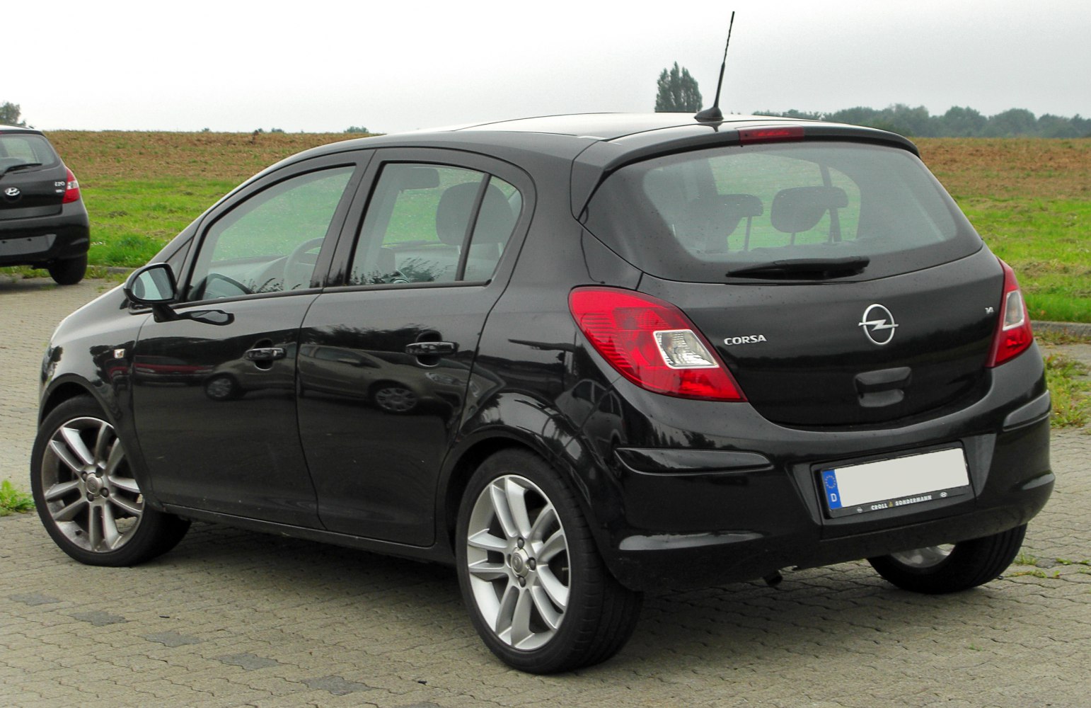 Rear-side view of 5-door hatchback with alloy wheels and taillights