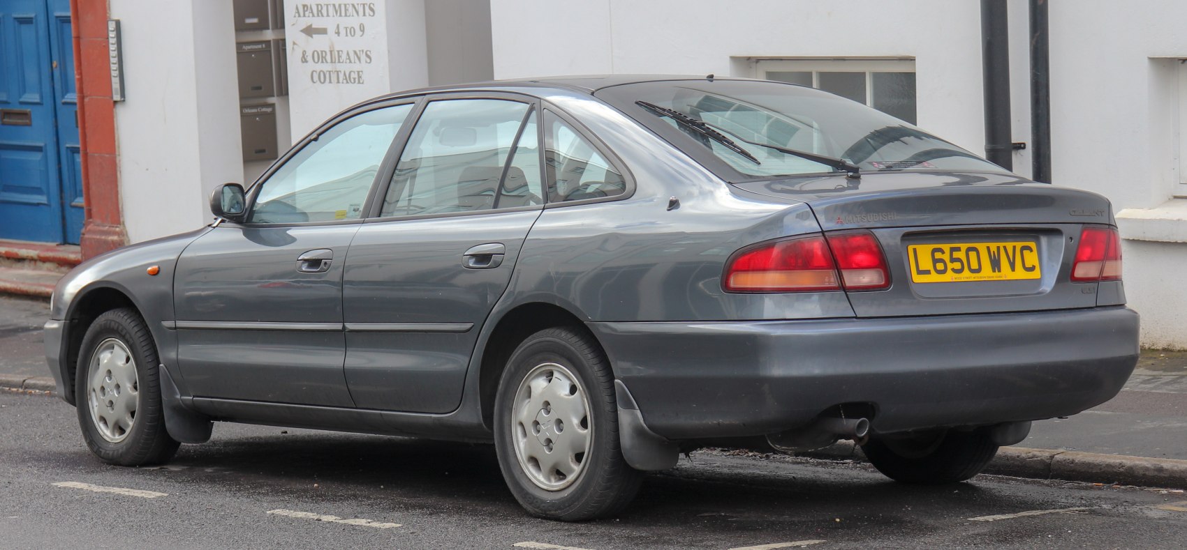 Side and rear view of a hatchback with classic 1990s design