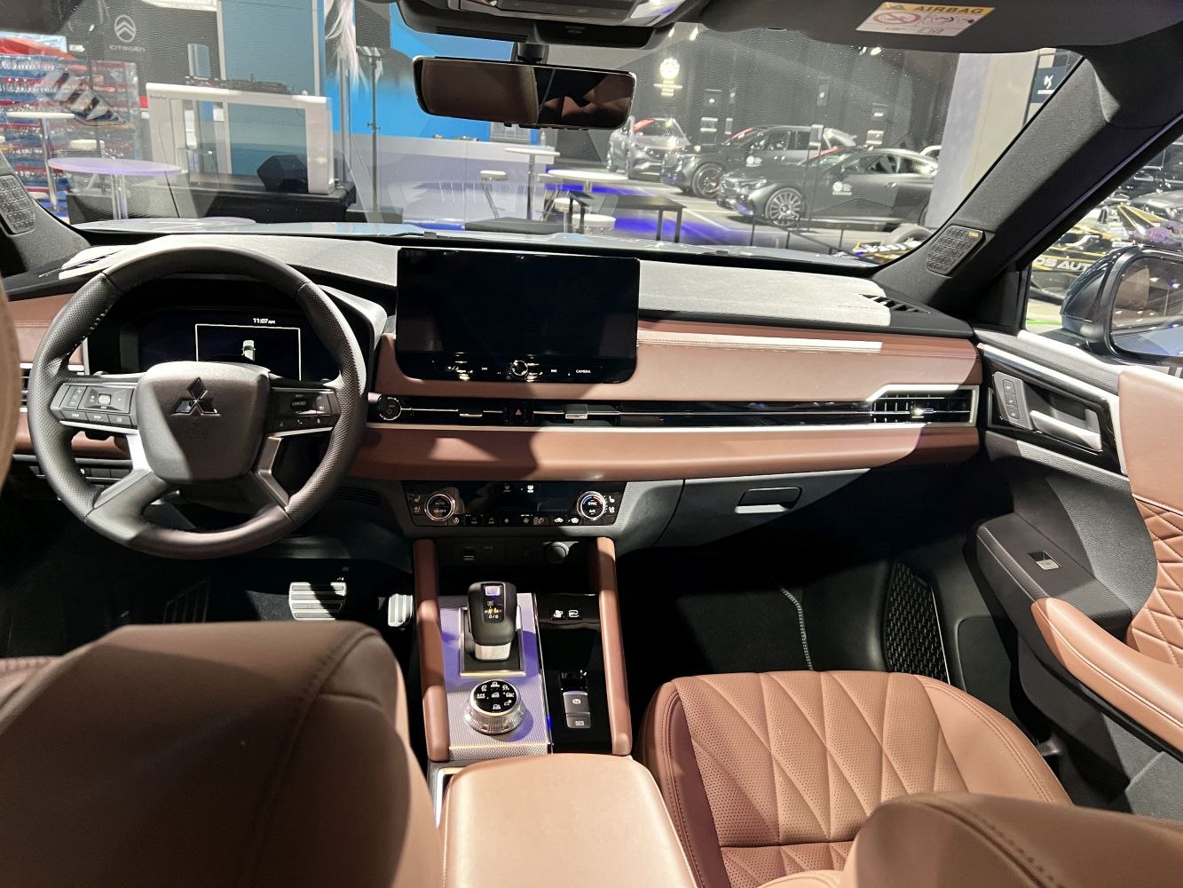 Digital dashboard, touchscreen, steering wheel, brown leather seats