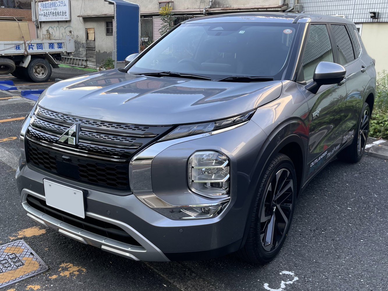 Front grille, LED headlights, hybrid SUV design with alloy wheels